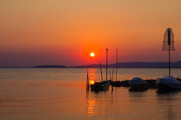 Romantico tramonto sul lago Trasimeno in Umbria