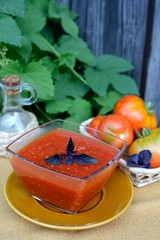 Freshly brewed tomato sauce and raw tomatoes.