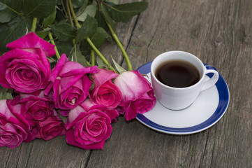 Obraz premium big bouquet of roses and cup of black coffee