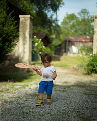 Enfant qui joue au jardin