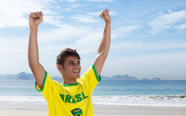 Jubelnder Brasilien-Fan am Strand
