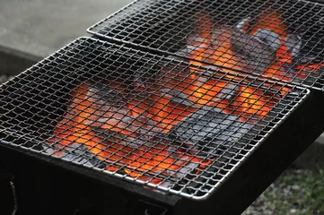 Fotobehang 網を置いたバーベキュー（BBQ）コンロを上から写したの炭火の写真 © tsuia