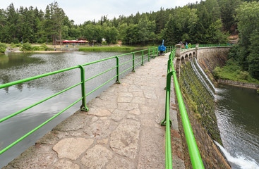 Karpacz - Sztuczne jezioro i zapora na Łomnicy, półkolista , z pięcioma przelewami, na rzece Łomnica. Zbudowana jest z granitowych bloków, korona ma długość około 105 m, powstała w latach 1910 – 1915