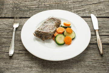 Lammrücken mit Möhren und Zucchini
