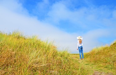 junge Frau in Lakolks Dünenlandschaft, Insel Rømø, Dänemark