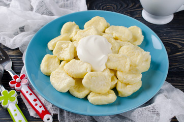Lazy dumplings of cottage cheese with sour cream