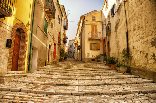 Kleurrijk straatje in Casacalenda, Italie