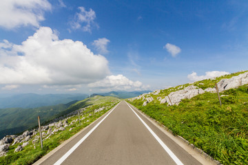 愛媛県　四国カルスト　五段高原の風景（県道３８３号線）