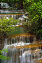 Obrazy na Szkle  Wodospad Huai Mae Kamin w Kanchanaburi, Tajlandia