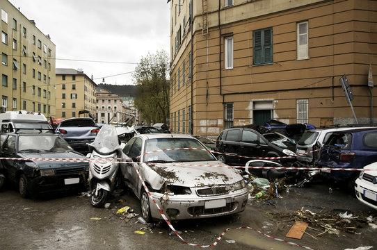Automobili accatastate dopo alluvione