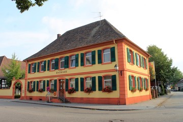 Alte Gebäude und Fachwerkhäuser in Baden-Württemberg.