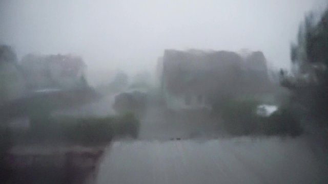 Regen schl&auml;gt gegen die Fensterscheibe