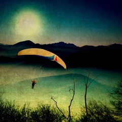 Crédence de cuisine en verre imprimé Sports aériens Dark landscape with paragliding in flight