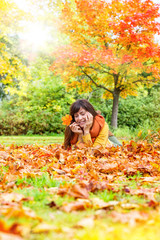 frau relaxt im herbst