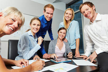 Geschäftsleute arbeiten zusammen am Erfolg