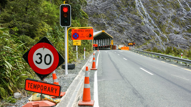 Warnschilder auf Gebirgspass