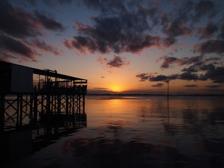 Fototapeta na wymiar Por do Sol junto ao Lago Guaíba