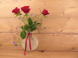 Naklejka na ściany i meble Rote Rosen in eine Blumenvase