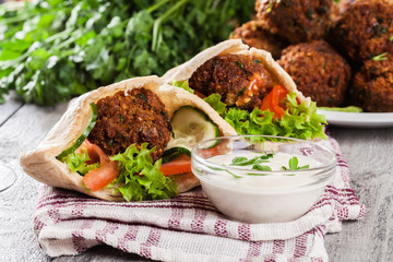 Pita bread with falafel and fresh vegetables