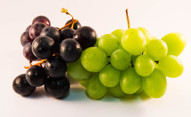grüne und schwarze Weinreben