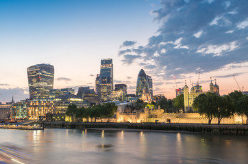 Naklejka premium Wonderful London skyline at dusk. Buildings and reflections on r