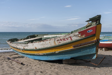 Fototapeta na wymiar La vieja barca a la orilla del mar