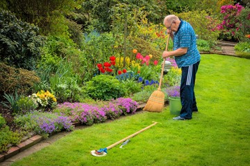 Mann arbeitet im Garten