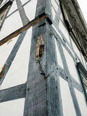 Morsches Gebälk bei einem Fachwerkhaus