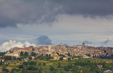Fototapeta na wymiar Cumulonembi sopra la città di Perugia in Umbria