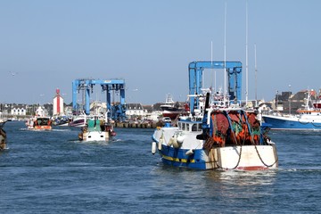 chalutiers dans le port de pêche du guilvinec,bretagne