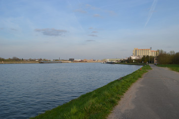 Fototapeta na wymiar road next to canal