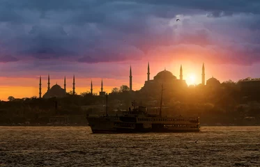 Foto op Plexiglas Iconische Istanbul Silhouette en het schip tijdens zonsondergang © nexusseven