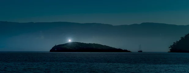 Crédence de cuisine en verre imprimé Eau Lighthouse and the boat at night