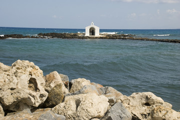 kleine kapelle im wasser auf kreta, griechenland