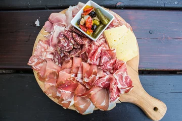 Foto op Plexiglas typisch Italiaans voorgerecht met salami, kaas en augurk © marcociannarel