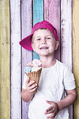 kleiner junge isst eis 