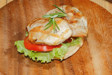 Toast, Toastbrötchen, gegrilltes Putenschnitzel, Tomate, Salat,