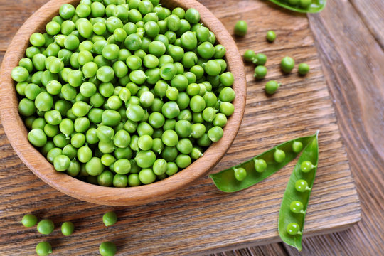 Fresh green peas in bowl on table close up