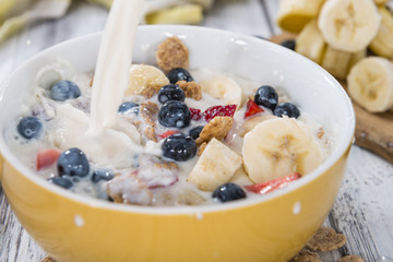 Cornflakes with fresh Fruits and Milk