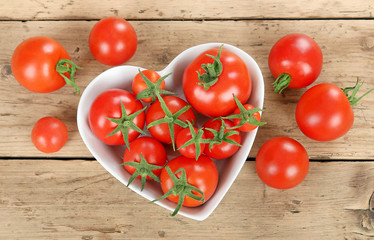 Tomaten in Herzschale