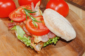 Toast, Toastbrötchen, Bacon,Schinkenspeck, Schinken, Tomaten, Sa