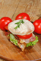 Toast, Toastbrötchen, Bacon,Schinkenspeck, Schinken, Tomaten, Sa