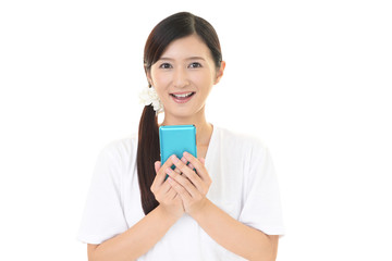 スマートフォンを持つ女性