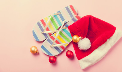 Obraz na płótnie Canvas Santas hat and flip flops