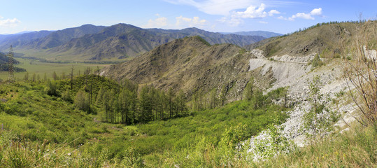 Fototapeta na wymiar Beautiful view of Altai Mountains on the pass Chike Taman.