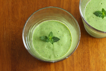 Komatsuna and apple and kiwi smoothie