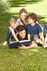 Vater liest Familie Buch vor