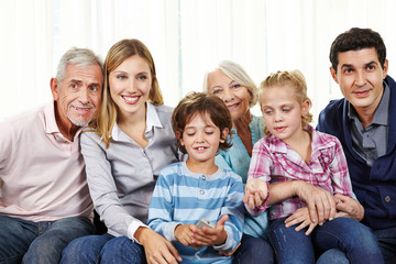 Familie schaut Fernsehen mit Smart TV