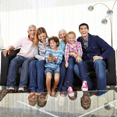 Familie auf Sofa schaut Fernsehen