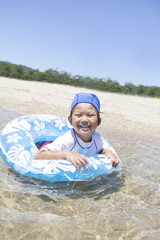 海水浴を楽しむ子供